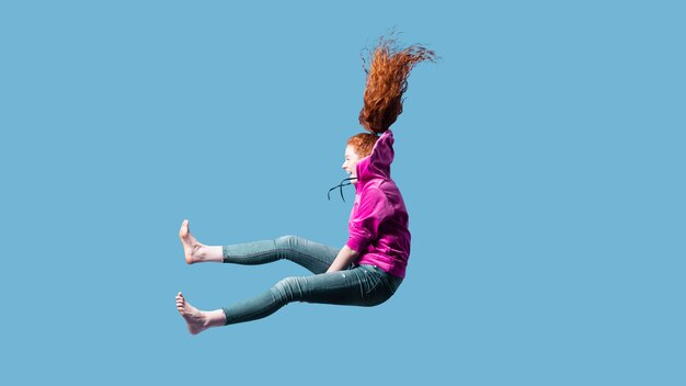 幸せな若い女性のジャンプ
