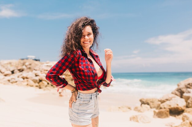 해변에 서있는 행복 한 젊은 여자