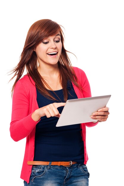 디지털 태블릿을 사용 하여 행복 한 젊은 여자