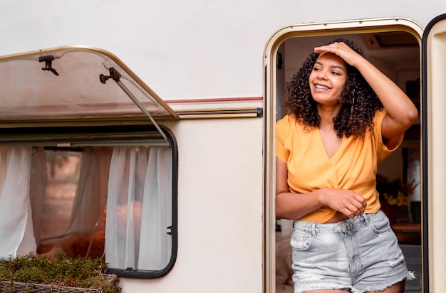 Free photo happy young woman wearing yellow shirt