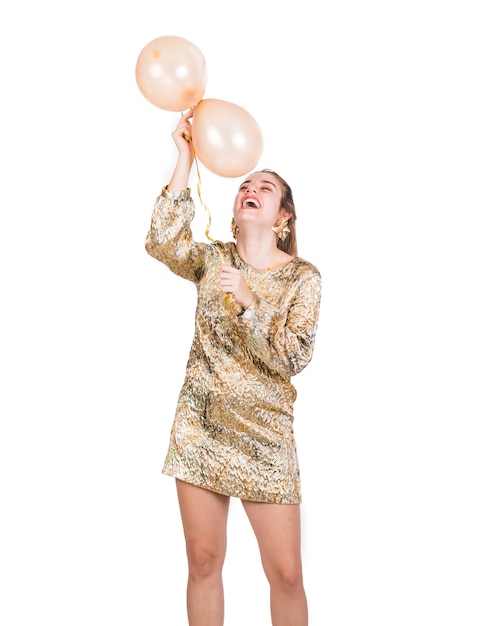風船を持つ幸せな若い女性