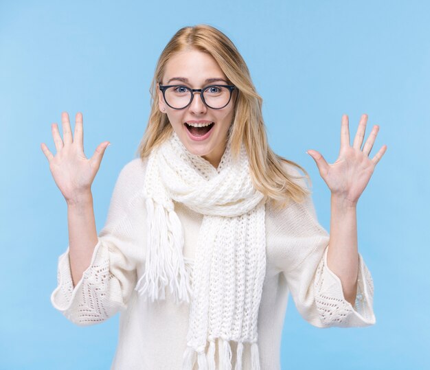 Foto gratuita felice giovane donna con gli occhiali