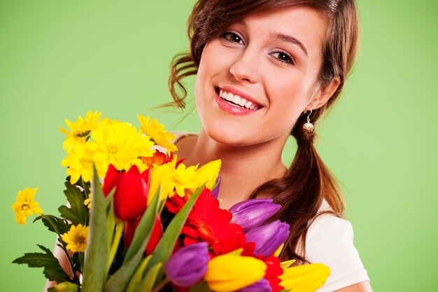 꽃과 함께 행복 한 젊은 여자