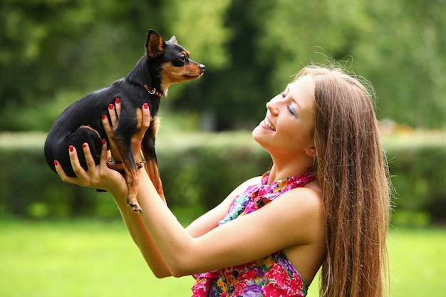 彼女の犬と幸せな若い女