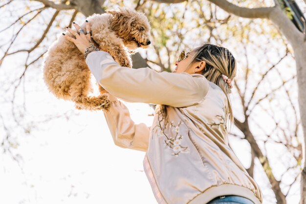 彼女の犬と幸せな若い女性