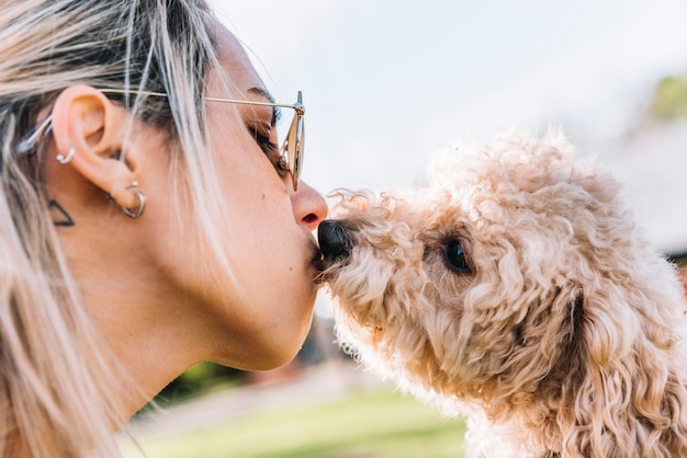 彼女の犬と幸せな若い女性