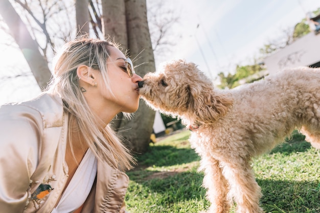 彼女の犬と幸せな若い女性