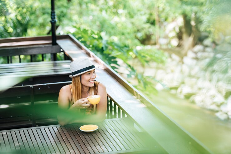 無料Photo 朝のラテコーヒーを持つ幸せな若い女性
