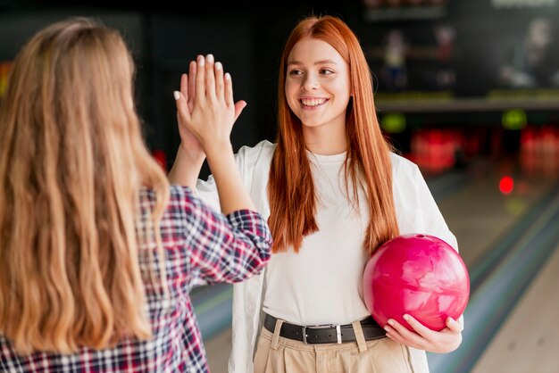 ボウリングクラブで幸せな若い女性