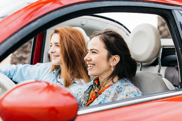 車の中で座っている幸せな若い女性