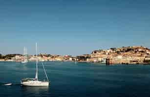 Foto gratuita porto con barche durante il giorno in toscana, italia