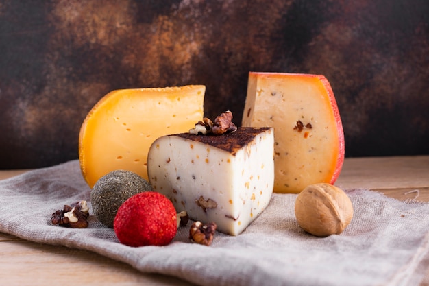 Free photo hard cheese assortment with nuts