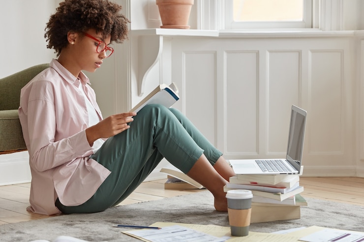 Free Photo hard working entrepreneur working at home