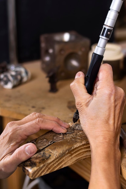 Foto gratuita concetto di gioielliere duro lavoro