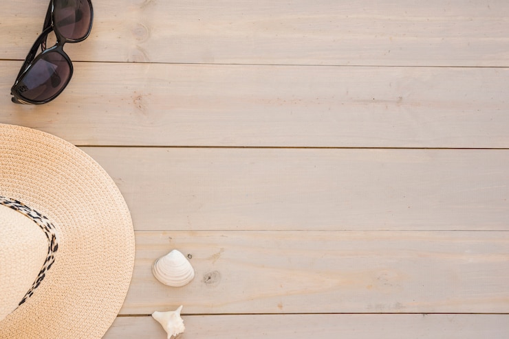 Free Photo hat near seashells and sunglasses