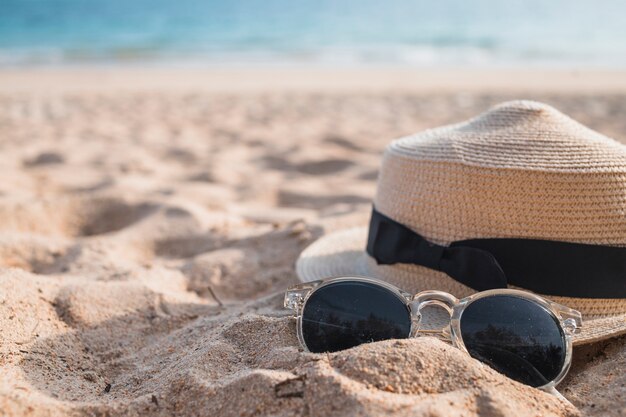 모래에 선글라스와 모자