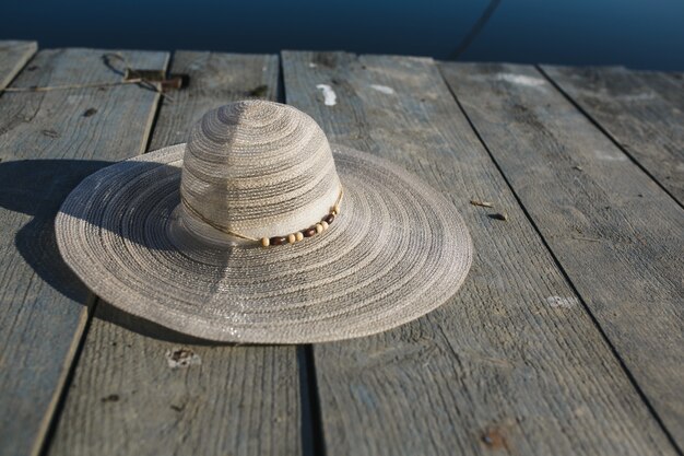 木製の表面上の帽子