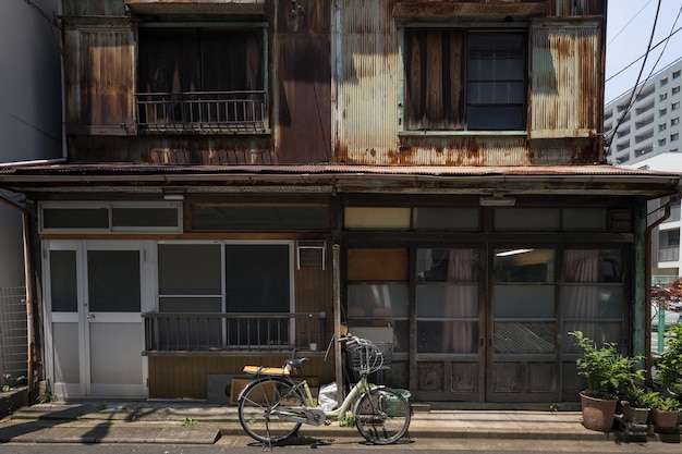 お化け屋敷と自転車の背景