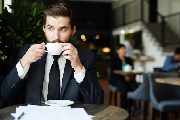 コーヒーを飲む