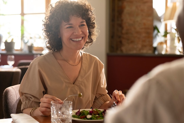 Foto gratuita pranzare in un ampio ristorante