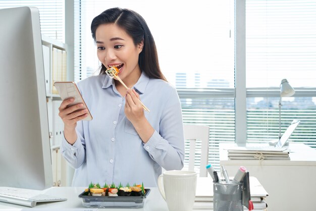 職場で昼食をとる