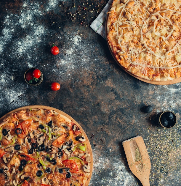 Foto gratuita pizza hawaiana con pollo e ananas e pizza con verdure