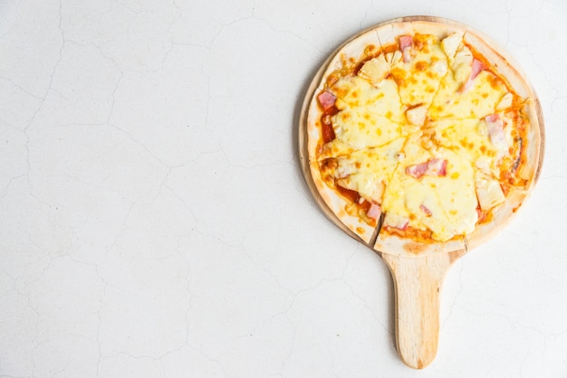 Free photo hawaiian pizza