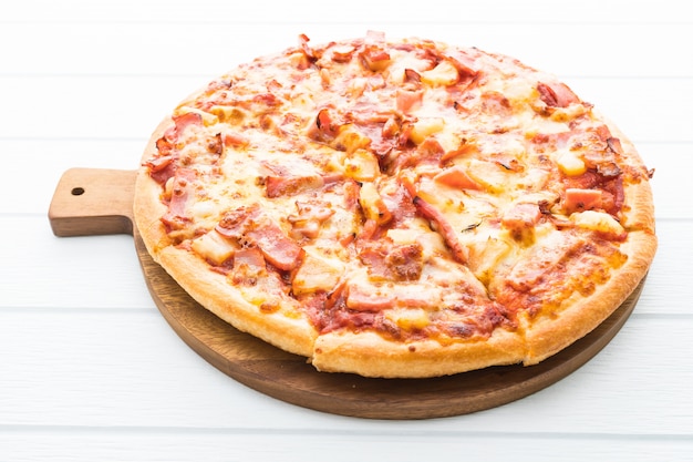 Free photo hawaiian pizza