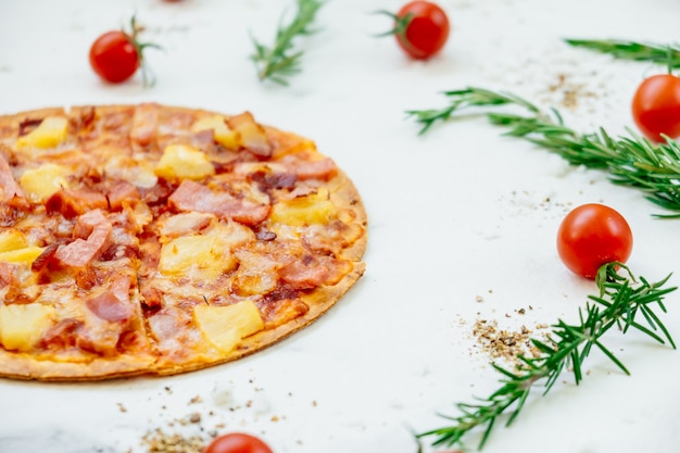 Free photo hawaiian pizza