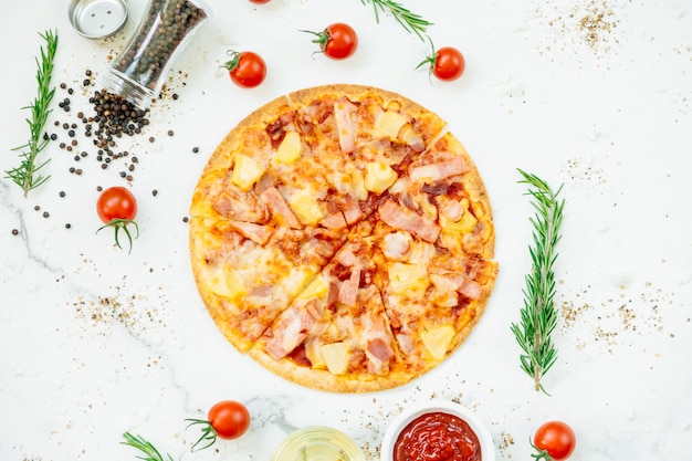 Foto gratuita pizza hawaiana