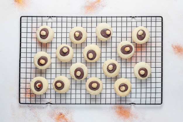 Foto gratuita biscotti alla nocciola con nocciole, vista dall'alto