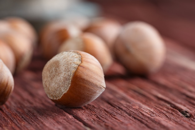 Hazelnuts, Filbert On Old Wooden Surface 프리미엄 사진
