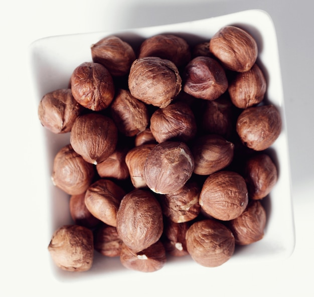 Бесплатное фото Лещинные орехи на белом шаре
