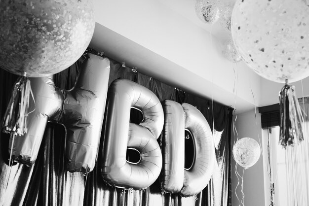 Бесплатное фото Воздушные шары hbd на вечеринке по случаю дня рождения