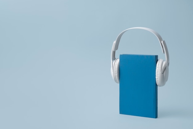 Free photo headphones and book assortment