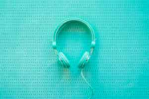 Free photo headphones on turquoise background