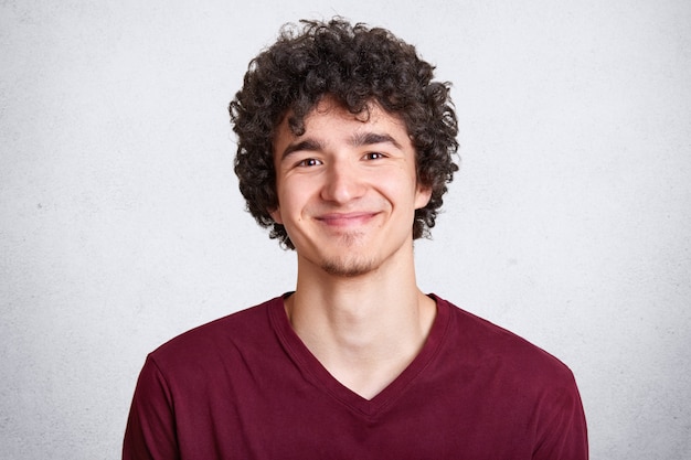 Free photo headshot of pleased hipster guy dressed in maroon t shirt