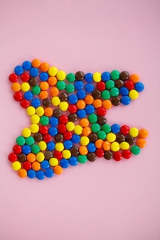 Здоровье и диета. цветные конфеты в форме зуба. здоровье зубов здоровое питание. высокое разрешение