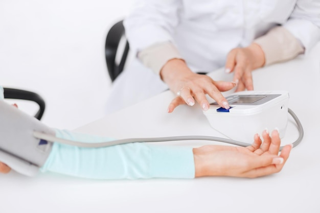 의료 및 의료 개념 - 혈압을 측정하는 환자와 의사 또는 간호사