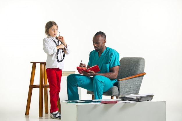 ヘルスケアと医療のコンセプト-医師と病院で聴診器を持つ少女
