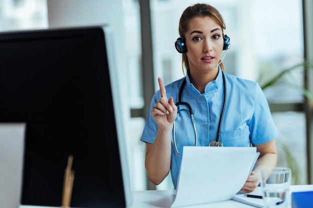 Free photo healthcare worker informing population about latest developments during virus epidemic