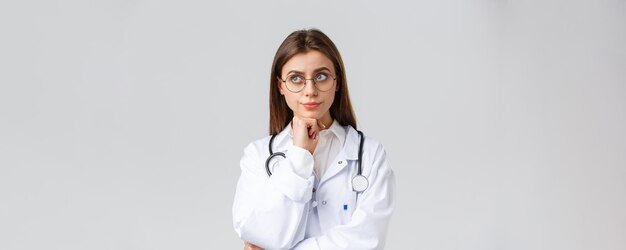 Медицинские работники, медицинская страховка и концепция пандемии covid касаются неуверенной молодой женщины-врача