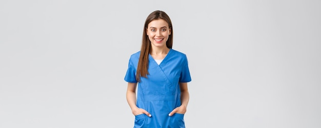 Бесплатное фото Медицинские работники предотвращают страхование от вирусов и концепцию медицины веселый улыбающийся красивый доктор fe