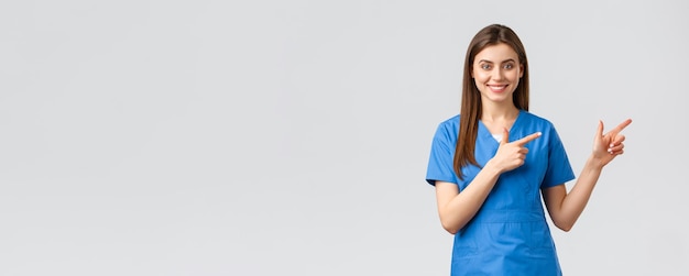 Бесплатное фото Медицинские работники предотвращают страхование от вирусов и концепцию медицины, улыбающуюся медсестру или женщину-врач в бл