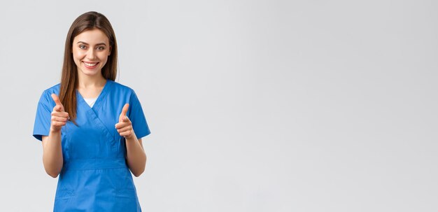 医療従事者はウイルス保険と薬の概念を防ぐ熱狂的な笑顔の女性看護師はします