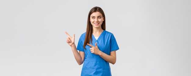 Медицинские работники предотвращают страхование от вирусов и концепцию медицины, улыбаясь красивой медсестре или врачу в бл