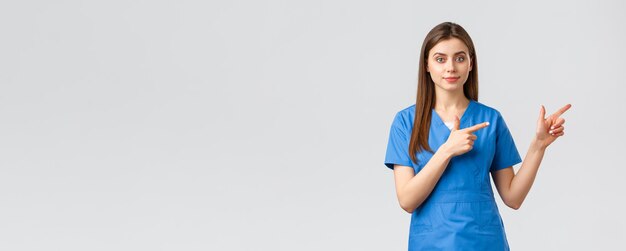 의료 종사자는 바이러스 보험 및 의학 개념을 예방하는 젊은 간호사 또는 파란색 수술복을 입은 의사