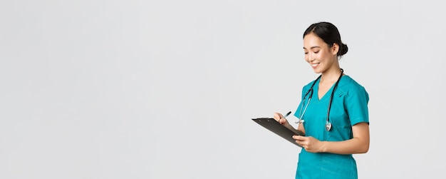 Медицинские работники предотвращают вирусную карантинную кампанию, красивая улыбающаяся азиатская медсестра...