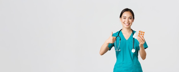 바이러스 검역 캠페인 개념을 예방하는 의료 종사자들은 자신감 있게 웃고 있는 아시아 여성 간호사...