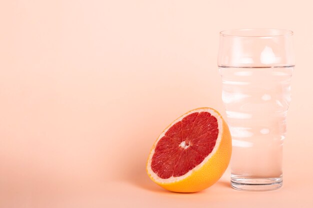 水と果物を使った健康的なアレンジメント